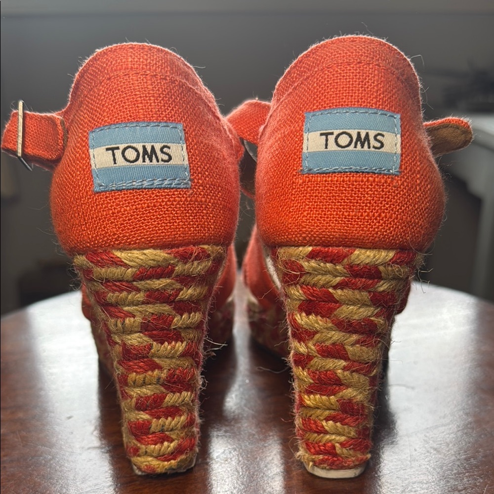 TOMS Women's Wedge Sandal Coral Size 7